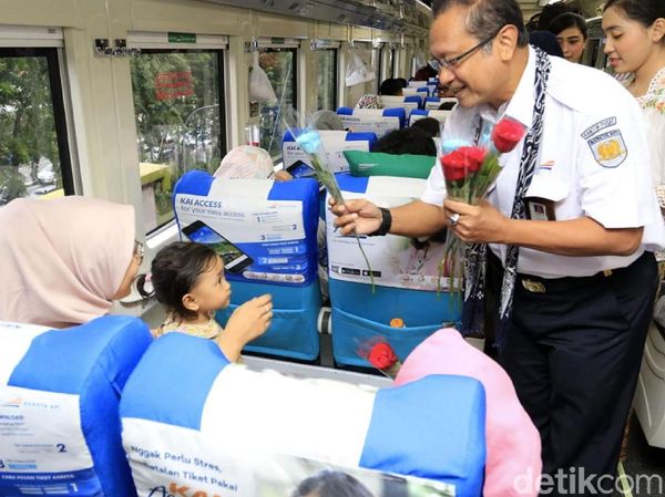 Hari Kartini, Dirut KAI Bagi-bagi Bunga ke Penumpang