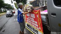 Karangan bunga terus berdatangan ke Istana Negara.
