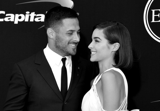 Inilah momen kebersamaan Miss Universe 2012 Olivia Culpo dengan mantan kekasihnya atlet football Danny Amendola. Olivia dan Danny saling jatuh cinta pada 2016. Sejak saat itu keduanya tak segan memperlihatkan kemesraan mereka di publik dan media sosial. Foto: Getty Images