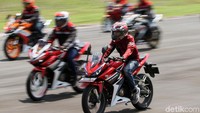 Para peserta mengikuti Bikers Parade dengan dipimpin Ananda Omesh.