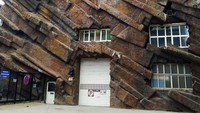 Kalau yang ini mungkin ingin kelihatan seperti rumah zaman batu. Istimewa/Boredpanda.