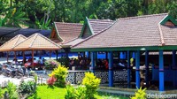 Pemandian yang terletak di Kebun Blawan, PTPN XII ini dipercaya sebagai bekas pemandian Prabu Damarwulan, tokoh legenda Jawa yang hidup pada zaman kerajaan Majapahit. (Chuk Sathu/detikcom)