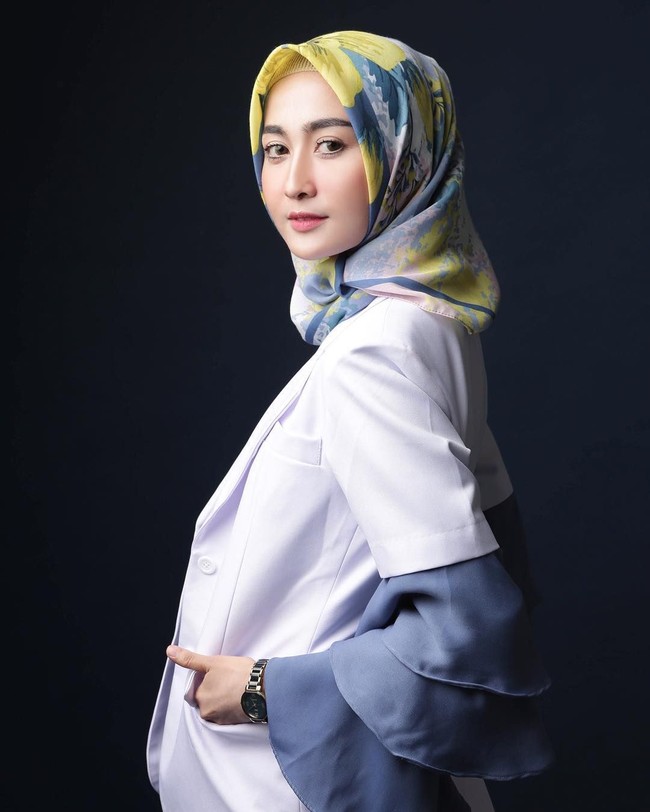 Cantik dan pintar membuat sosok Siti Ashari mencuri perhatian. Wanita yang berprofesi sebagai dokter gigi ini memiliki lebih dari 80 ribu followers di Instagram. (Foto: Instagram/@sittiashari)