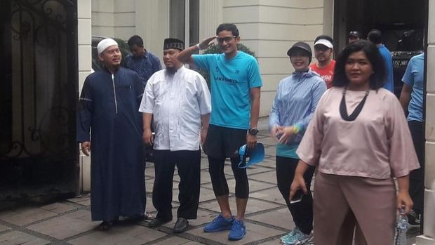 Sandiaga Uno tengah bersiap berlari dari kediamannya ke Gelora Bung Karno (GBK).
