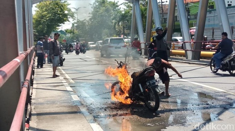Tangki Bocor, Sebuah Motor Hangus Terbakar di Pasuruan Tangki Bocor, Sebuah Motor Hangus Terbakar di Pasuruan
