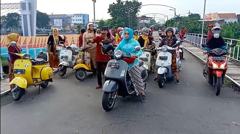 Peringati Hari Kartini Bikers Wanita Riding Vespa Pakai 