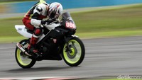 Seorang peserta menggeber motor Honda CBR agar menjadi yang terdepan.