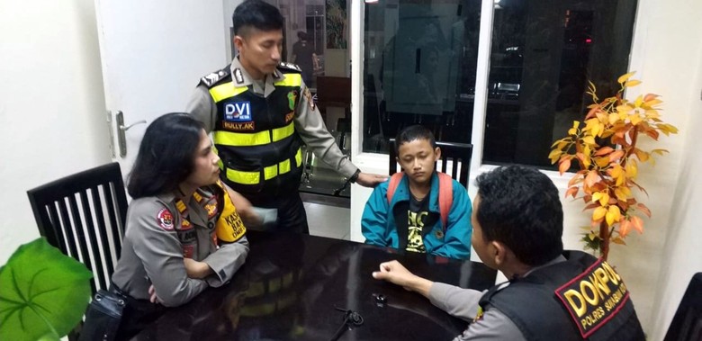 Kisah Bocah Sukabumi Jadi Juru Parkir-Kuli Panggul Demi Keluarga Kisah Bocah Sukabumi Jadi Juru Parkir-Kuli Panggul Demi Keluarga