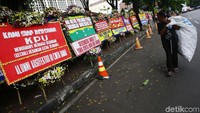 Hingga saat ini karangan bunga terus berdatangan di depan KPU.