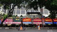 Karangan bunga itu berjejer rapi di depan perkarangan KPU.