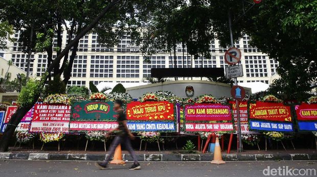 Politik Karangan Bunga Pendukung Capres