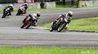 Para peserta saling kejar di kelas 150 Cc komunitas A.