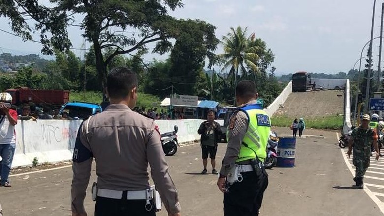 Jalur Darurat Penyelamat Bus yang Alami Rem Blong di Puncak Jalur Darurat Penyelamat Bus yang Alami Rem Blong di Puncak