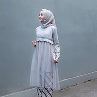 Kepiawaiannya dalam berbicara di depan umum, membuat Sari juga sigap saat diundang menjadi moderator di berbagai acara. (Foto: Instagram/@sittiashari)