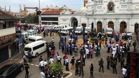 Ambulans juga disiagakan di depan Gereja St Anthony. Reuters/Dinuka Liyanawatte.