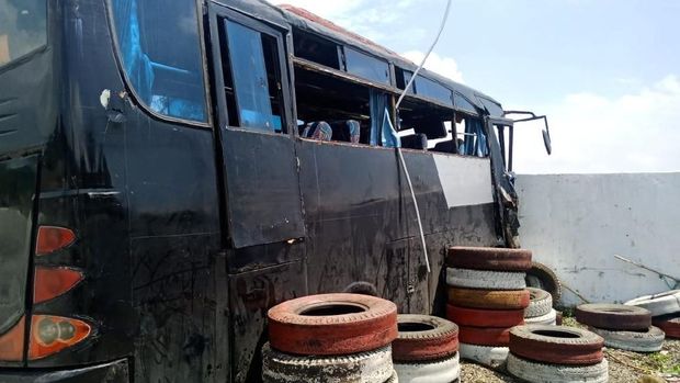 Jalur darurat dilengkapi material seperti pasir dan ban untuk mengurangi impact.