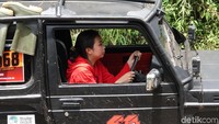 Perempuan cantik itu memacu kendaraan tempurnya menaklukan segala rintangan berupa perbukitan dan hutan belantara di lereng Gunung Bromo.