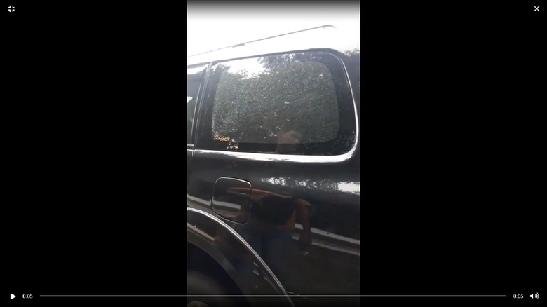 Pajero Diduga Dilempar Batu di Tol Jakarta-Cikampek Pajero Diduga Dilempar Batu di Tol Jakarta-Cikampek