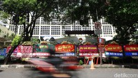 Karangan bunga itu bertuliskan berbagai macam, ada yang menghibur dan menyemangati KPU.