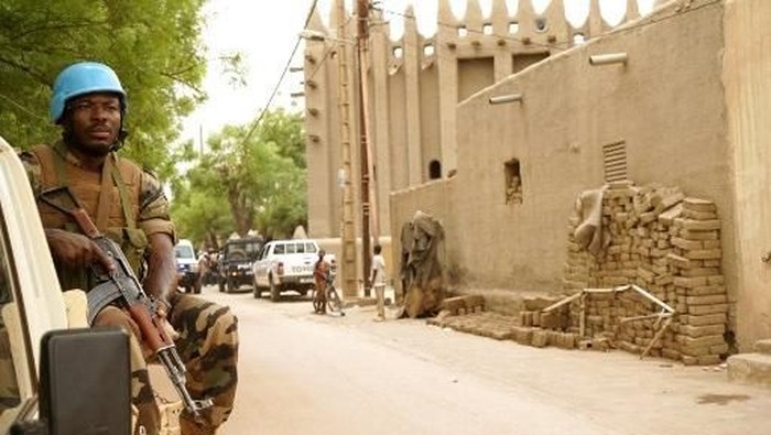 A peacekeeper by the United Nations patrols outside the mosque in Mopti, central Mali, during the visit of the United Nations General Secretary on May 30, 2018. - United Nations General Secretary vowed on May 30, 2018 to pursue support for an anti-terror force gathering five Sahel nations, despite a US rebuff for UN funding. (Photo by Sebastien Rieussec / AFP)