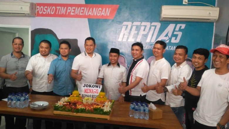 Syukuran Jokowi Menang QC, Relawan di Sulsel Doa Bersama Anak Yatim Syukuran Jokowi Menang QC, Relawan di Sulsel Doa Bersama Anak Yatim
