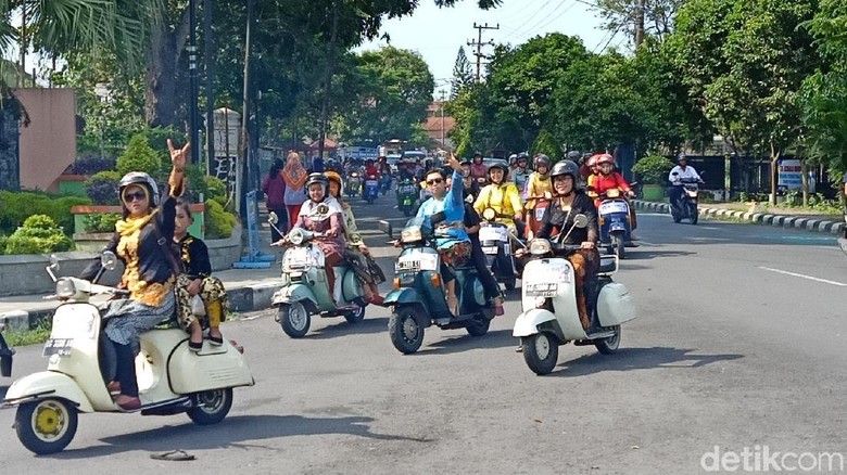 Peringati Hari Kartini, Ratusan Emak-emak Berkebaya Touring dengan Vespa Peringati Hari Kartini, Ratusan Emak-emak Berkebaya Touring dengan Vespa