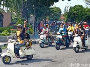 Peringati Hari Kartini, Ratusan Emak-emak Berkebaya Touring dengan Vespa