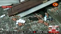 Pintu tampak terlepas. Kaca juga pecah dan berserakan di lantai gereja. Derana TV/via Reuters TV
