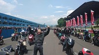 Omesh bersama ratusan bikers sesaat sebelum parade dimulai. Foto: Ridwan Arifin