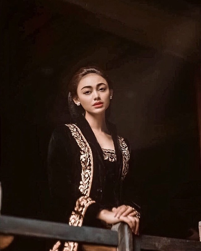 Juga memilih kebaya hitam adalah Puteri Indonesia 2013 Whulandary Herman. Material beludu atau velvetnya sukses memberi kesan mewah pada penampilan sang model.  (Foto: Instagram)
