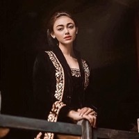 Juga memilih kebaya hitam adalah Puteri Indonesia 2013 Whulandary Herman. Material beludu atau velvetnya sukses memberi kesan mewah pada penampilan sang model.  (Foto: Instagram)