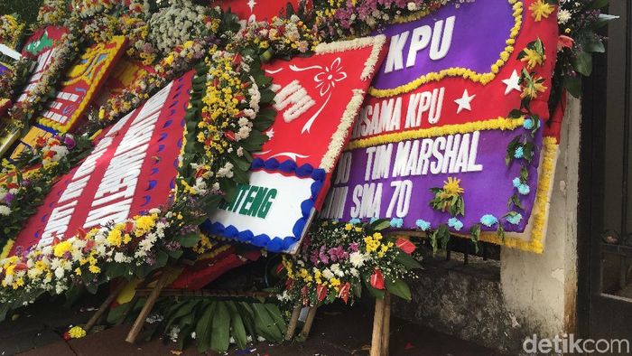 Foto: Karangan bunga di depan KPU menumpuk (Arief Ikhsanudin/detikcom) Foto: Karangan bunga di depan KPU menumpuk (Arief Ikhsanudin/detikcom)