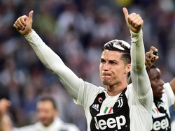 Ronaldo memberikan dua jempolnya ke arah suporter Juventus. (Foto: Massimo Pinca/Reuters)