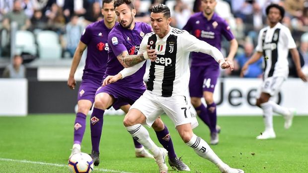 Cristiano Ronaldo dikawal ketat para pemain Fiorentina. (