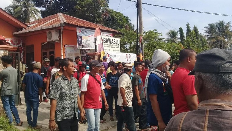 Datangi Bawaslu Tapanuli Tengah, Warga Desak Pencoblosan Ulang Datangi Bawaslu Tapanuli Tengah, Warga Desak Pencoblosan Ulang