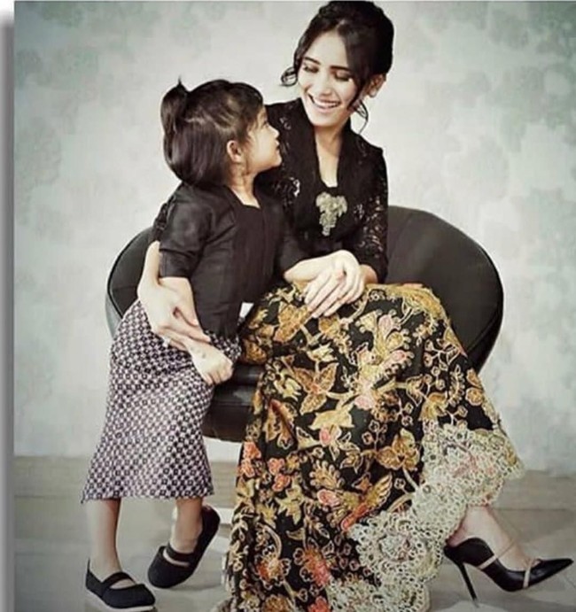 Ayu Ting Ting pun memlih kebaya hitam yang dipadukannya dengan rok batik bernuansa floral. Buah hatinya, Bilqis, juga kompak berkebaya hitam. (Foto: Instagram)