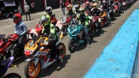 Ratusan riders ini menggunakan motor Honda berbagai tipe.