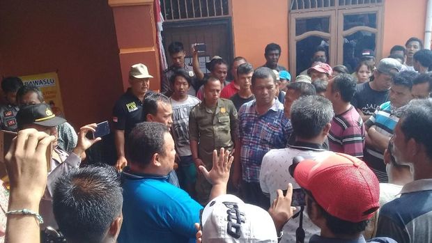 Warga diterima Divisi Penindakan Bawaslu Kabupaten Tapanuli Tengah.