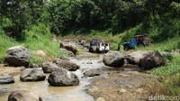 Para peserta harus menaklukan jalur perbukitan, hutan dan mengarungi sungai.