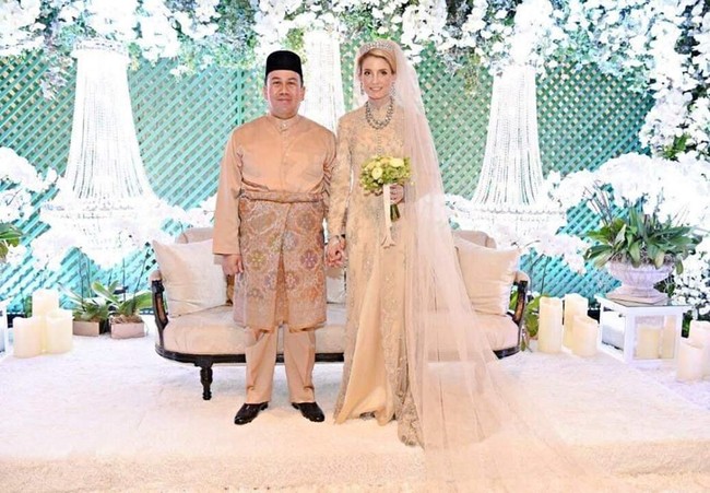 Saat dinikahi Pangeran Tengku Muhammad Faiz Petra, Louise Johansson dikabarkan pindah ke agama Islam. Pun Oksana yang kini mengubah namanya menjadi RIhana setelah menjadi Muslim. (Foto: Facebook/Kelantan State)
