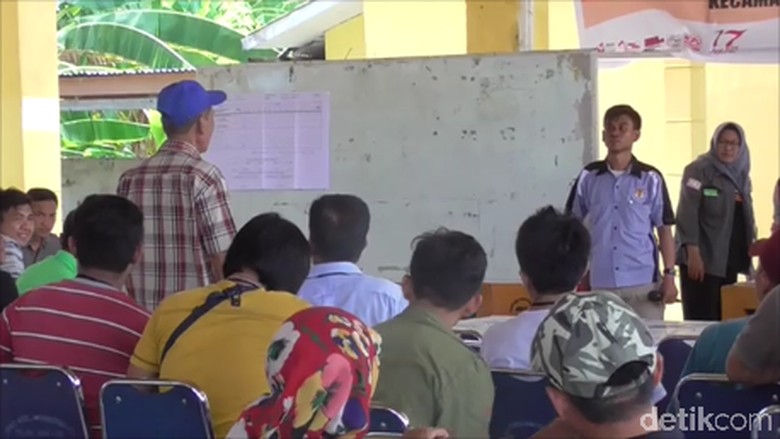 Penghitungan Suara Tingkat Kecamatan di Polewali Diwarnai Protes Penghitungan Suara Tingkat Kecamatan di Polewali Diwarnai Protes