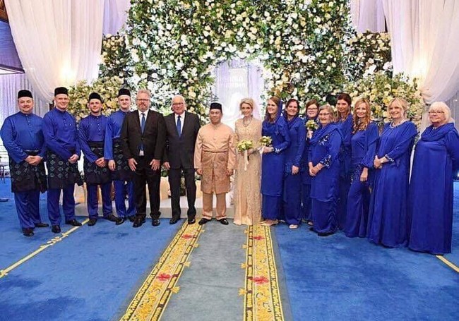 Pesta mewah ini dibuat secara intim. Mengutip dari Daily Mail, pesta itu mengundang 300 tamu. Pernikahan itu disahkan oleh Datuk Daun Mohamad. (Foto: Facebook/Kelantan State)