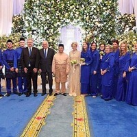 Pesta mewah ini dibuat secara intim. Mengutip dari Daily Mail, pesta itu mengundang 300 tamu. Pernikahan itu disahkan oleh Datuk Daun Mohamad. (Foto: Facebook/Kelantan State)