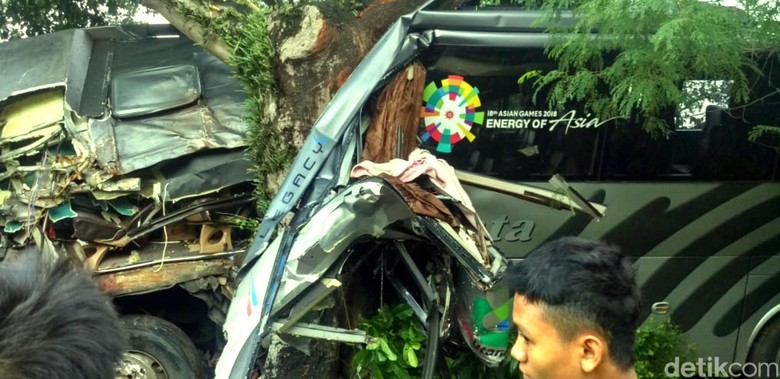 Bus Tabrak Pohon di Sukabumi, Saksi: Sebelum Insiden Sopir Diganti Bus Tabrak Pohon di Sukabumi, Saksi: Sebelum Insiden Sopir Diganti