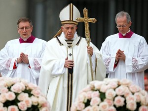 Paus Fransiskus Pimpin Misa Paskah di Lapangan Santo Petrus Vatikan