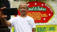 Sebagian warga menjadikan karangan bunga itu sebagai background untuk selfie.