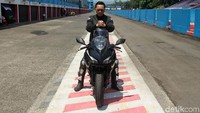 Omesh mengikuti ajang ini dengan mengenakan kostum berwarna hitam.