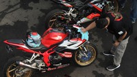Para tim pun mempersiapkan dengan matang Honda CBR sebelum digeber saat balapan. 