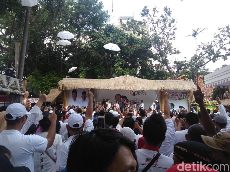 Relawan Jokowi Syukuran di Rumah Aspirasi, Ruhut Sitompul Imbau Tetap Waspada Relawan Jokowi Syukuran di Rumah Aspirasi, Ruhut Sitompul Imbau Tetap Waspada