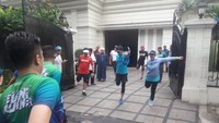 Sandiaga pemanasan sebelum lari sore. Dia lari mengarah ke GBK. Foto: Isal Mawardi/detikcom